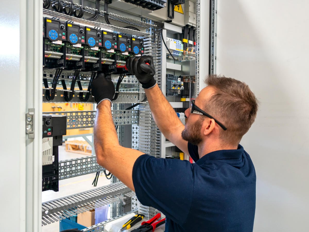 Técnico em manutenção elétrica industrial